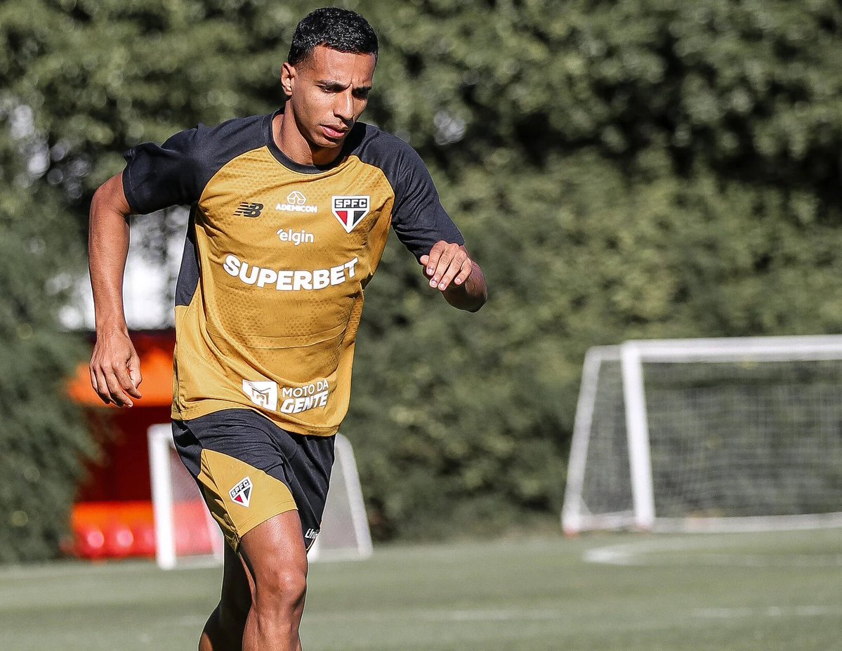 EspacoTricolor_'s tweet photo. Algo que pouca gente comentou, mas alguém pode me explicar o motivo do Victor Sá entrar de lateral direito?

O clube se desfaz do Maik e Moreira, não sobe o Igor Felisberto e a opção no jogo é o VICTOR SÁ.

São Paulo planejamentos. https://t.co/8YGHPpGgBq