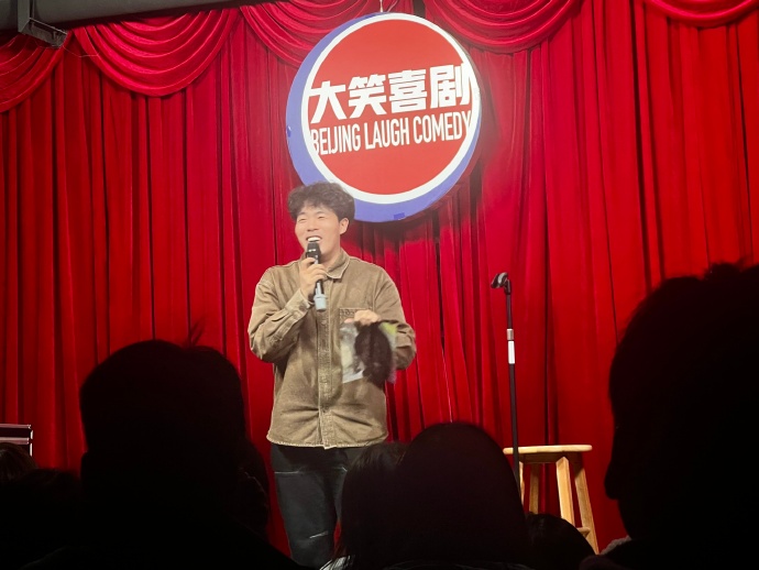 zzzzzezxl's tweet photo. Just finished a set at the local comedy club and a guy yelled “YOU’RE TOO LOUD!” … ma’am, I’m into jokes, not a library quiet contest. https://t.co/RUJF6RIHUD