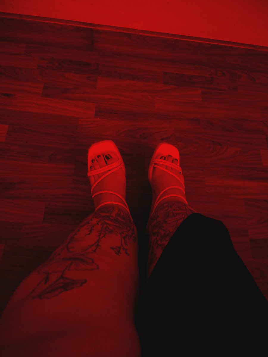 Pj_playtime's tweet photo. Pasos de medianoche... 🔴✨
#RedLight #Tacones #TattooedGirls #OOTN #FeticheDePies #FeetFetish #Swinger https://t.co/2AXnYoOpzQ