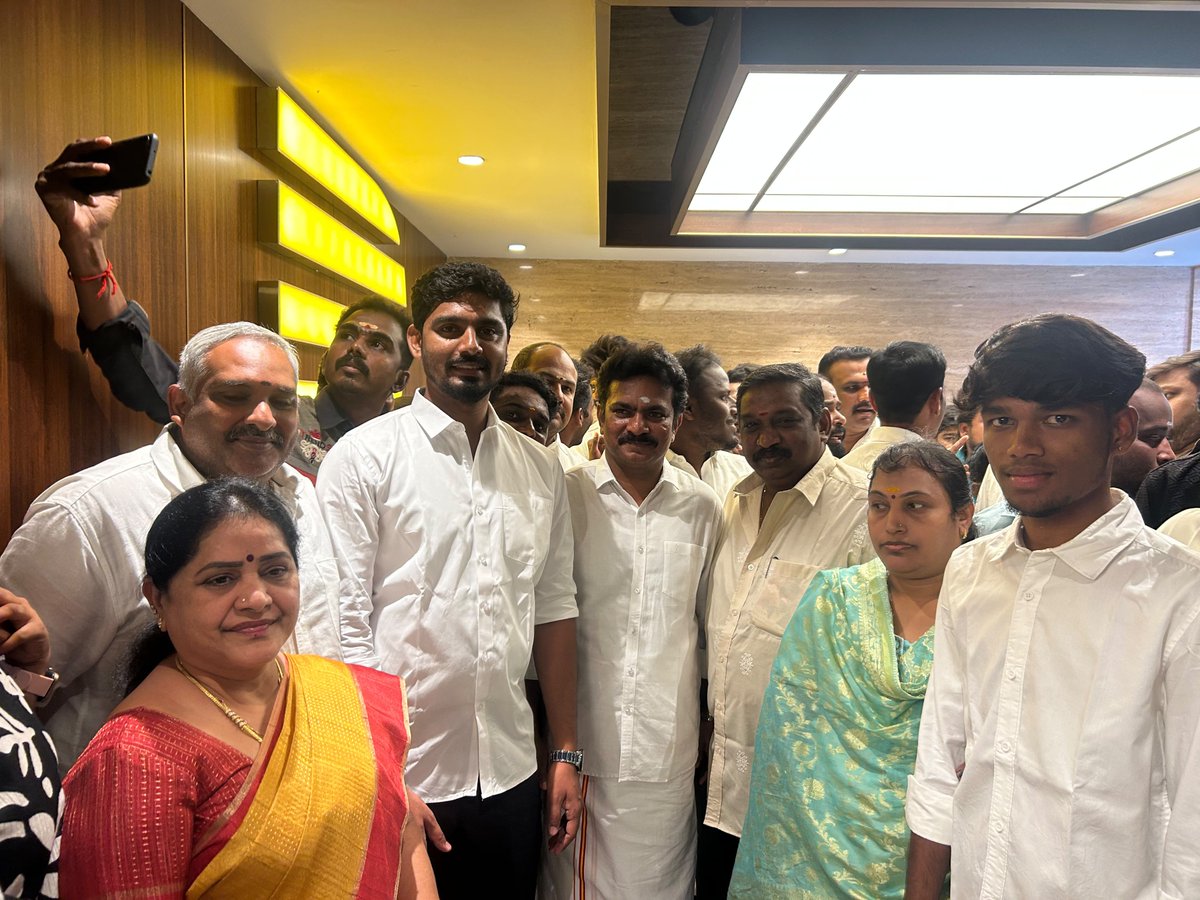 coolfire_ak's tweet photo. நம்ம மாவட்ட செயலாளர் அவர்களுடன் FIRST DAY FIRST SHOW 
Mr. 🔥COOL 🍨FIRE 🔥🍨#tvk_நம்ம_விஜய் 
#tvk https://t.co/x88RsPq9xU