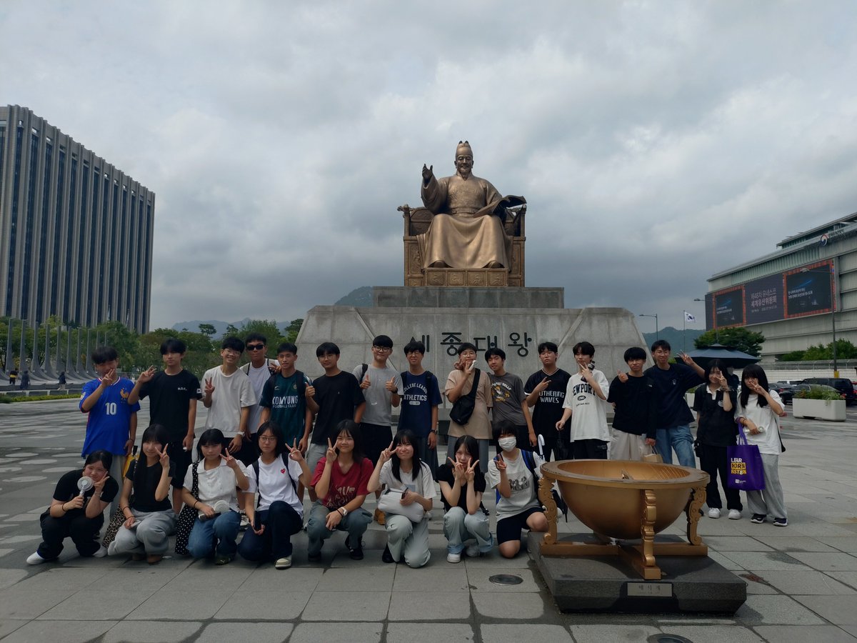 uedanishi's tweet photo. ★2026ソウル短期留学★
午後は高明中学との初めての交流でした。景福宮（キョンボックン）へ行きました。全員韓服を来ての街歩きでした。ものすごい暑さの中でしたが、とてもいい文化交流となりました。 https://t.co/pHLZ1oiOs4