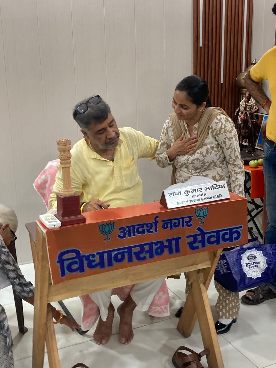 rajbhatia_bjp's tweet photo. आपकी आवाज़, हमारा दायित्व — आपका विश्वास, हमारी शक्ति।

आदर्श नगर विधानसभा सेवक कार्यालय में आयोजित जनता दर्शन के दौरान क्षेत्रवासियों से भेंट कर उनकी समस्याओं, सुझावों एवं अपेक्षाओं को गंभीरता से सुना। प्रत्येक विषय के समयबद्ध समाधान हेतु संबंधित अधिकारियों को आवश्यक निर्देश दिए।

जनता का विश्वास और स्नेह ही हमें और अधिक समर्पण के साथ कार्य करने की प्रेरणा देता है।