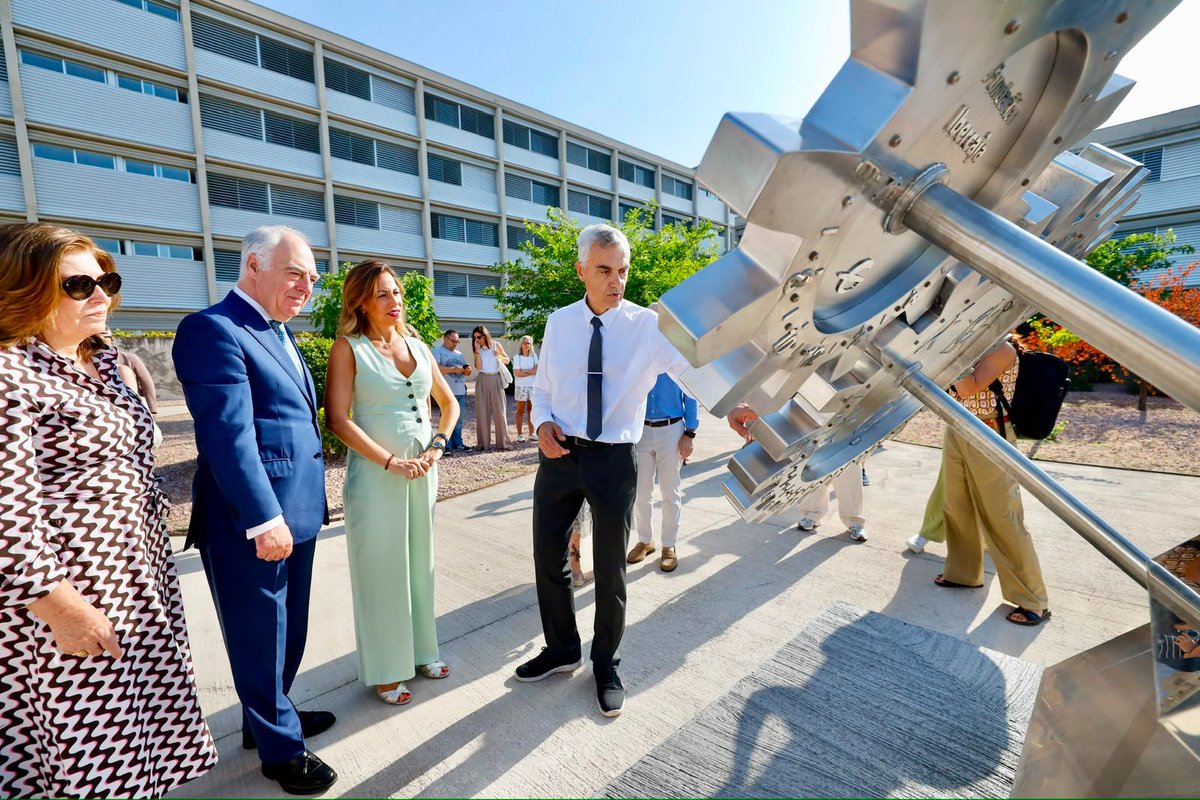 zaragoza_es's tweet photo. ⏰☀️Zaragoza amplía su ruta de relojes solares con 'Polytechnic', donado por @FundIbercaja. La alcaldesa @ChuecaNatalia y el director general de Fundación, José Luis Rodrigo, han presentado esta escultura científica, diseñada por Teo Ros y Antonio Ros con motivo del 150 aniversario de la entidad.

La pieza forma parte de la ruta de doce relojes solares impulsada por el Ayuntamiento para acercar la astronomía a la ciudadanía en la cuenta atrás para el eclipse total del próximo 12 de agosto. Consúltala aquí🔗https://t.co/YqfC42VsbL

Info>. https://t.co/2bibwjWFKt