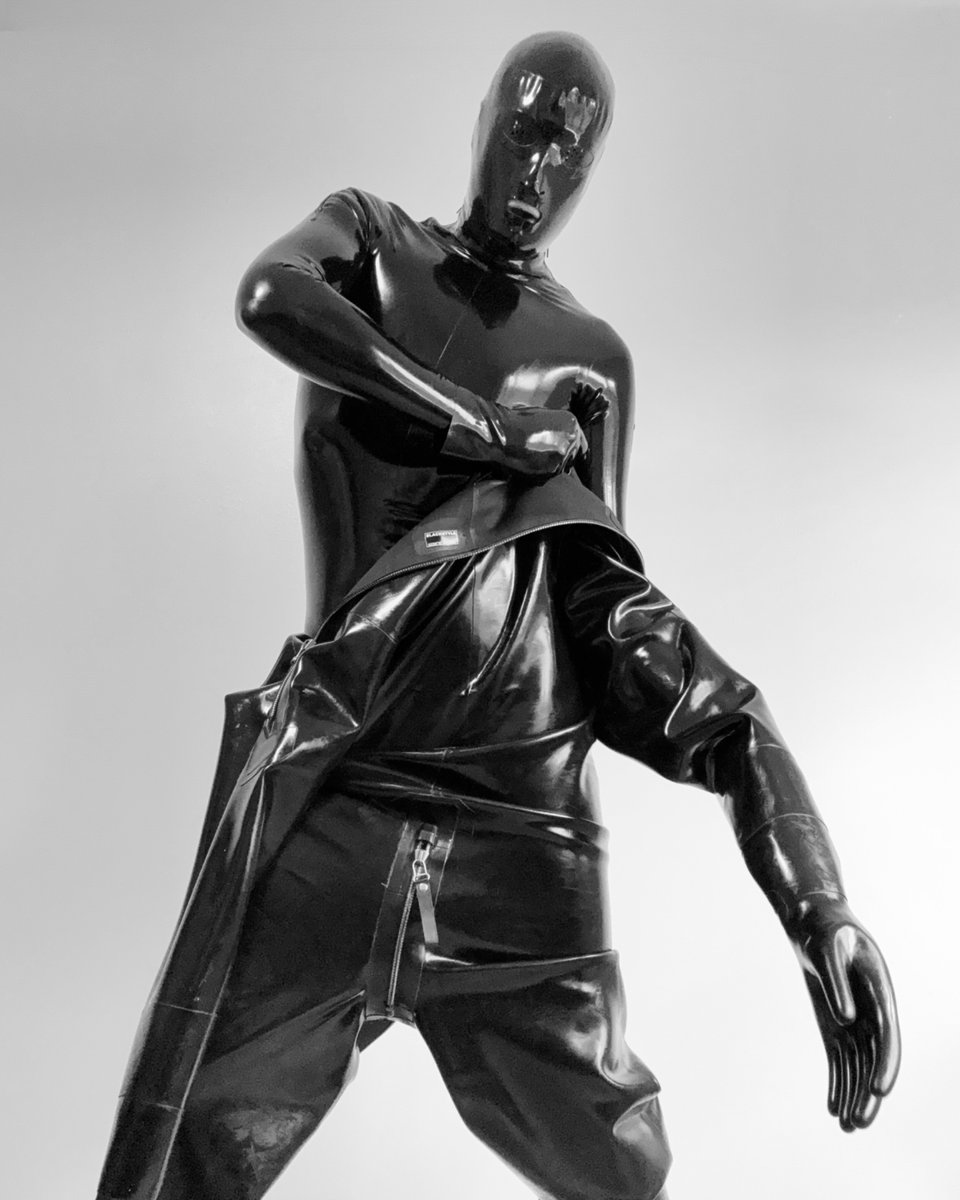 rubberlatexio's tweet photo. Double layering in summer. Maybe triple layering when winter comes? Fluids and heat must be contained

#rubberdrone #rubberman #rubbergimp #rubberfetish #gayrubber https://t.co/TE6djjtCF0