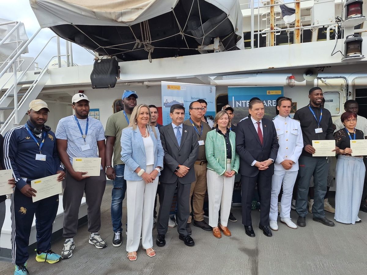 IPesqueras's tweet photo. #RelevoGeneracional | El @GOBMAPA busca en el colectivo de migrantes respuestas al reto del relevo e impulsa su formación e integración. 

El ministro @LuisPlanas entregó en Vigo, a bordo del #Intermares, los diplomas de un curso sobre artes. 

https://t.co/evyDkniJDh de Pesca https://t.co/YDabbMl9T5