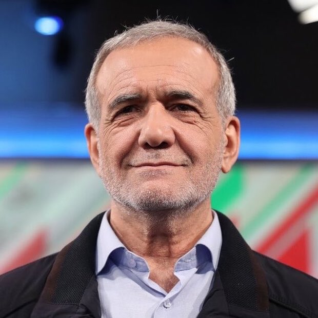oe167eth's tweet photo. İran’ın tehdidi mi, yoksa 37,5 milyarlık fatura mı gerçek tehlike?

İran çok net konuştu.

Nükleer santralimize bir saldırı olursa, petrol yarına 300 dolara çıkar dedi.

ABD de geri adım atmadı.

Biz zaten dünyanın en büyük petrol üreticisiyiz, yüksek fiyat bizi zengin eder, yaptırım sizi aç bırakır cevabını verdi.

Ben bu diyaloğu okuyunca asıl dikkatimi çeken şey tehditler değildi.

Rakamdı.

ABD bu savaşın şu ana kadar 37,5 milyar dolara mal olduğunu açıkladı.

Bu sadece bugüne kadarki fatura.

İsrail de resmen savaşa girerse, ABD'nin iki cepheyi birden finanse edip edemeyeceği ciddi bir soru işareti.

Bu arada Brent petrol zaten yüzde 2,7 artışla 98,69 dolara çıktı.

Son 6 haftanın en yüksek seviyesi.

Yani piyasa İran'ın 300 dolar tehdidine değil, gerçek arz riskine tepki veriyor.

Hürmüz'de tam kapanma yok ama gerginlik var, bu da yetiyor.

Katar ve BAE tarafında ise daha sessiz ama benim için daha kritik bir gelişme var.

Asya ve Avrupa'daki LNG alıcıları artık indirim istiyor.

Esnek sözleşme, ikame kargo garantisi talep ediyorlar.

Yani Körfez'in güvenilir tedarikçi imajı, bu kriz yüzünden ilk defa ciddi şekilde sorgulanıyor.

Bir de Babülmendep var.

Suudi Arabistan'dan Çin'e 4 milyon varil taşıyan iki süper tanker o bölgeye yöneldi.

Bu geçiş aslında bir test.

Husilerin abluka tehdidinin kağıt üzerinde mi kalacağını, yoksa gerçekten uygulanıp uygulanmayacağını gösterecek.

Benim görüşüm ise İran'ın 300 dolar rakamı bir caydırıcılık taktiği, gerçekçi bir senaryo değil.

Ama 37,5 milyar dolarlık fatura ve LNG alıcılarının pazarlık gücü kazanması, çok daha kalıcı bir değişimin işareti.

Bu, kim kazanır kim kaybeder sorusundan öte, enerji tedarik zincirinin güç dengesinin yeniden yazıldığı bir dönem.

Siz bu tabloda en çok neyi takip ediyorsunuz? Hürmüz mü, Babülmendep mi, yoksa LNG pazarlığı mı?

Bu paylaşım kişisel analizimdir.