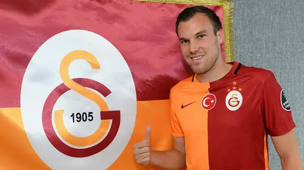 MarcaGala1905's tweet photo. Dursun başkan siz kardeşiniz ile beraber Kevin Großkreutz transferini eksik imza yüzünden gerçekleştirememiş, sonrasında da " Bu transferde hiç olmaması ve yaşanmaması gereken bir hataydı." demiştiniz.

Sonrasında bu hatayı yapan personel diyip işten çıkartıp tekrar işe almıştınız.

Siz kardeşiniz ile beraber bir şey yapmayın mümkünse.