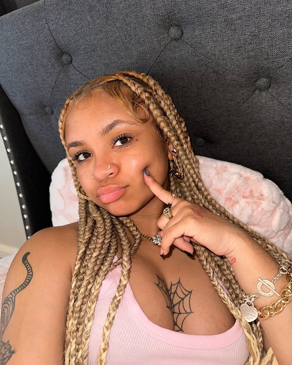 miixeddollmnwk's tweet photo. Pretty face, adorable 💕. https://t.co/ZkjAF2XwEF