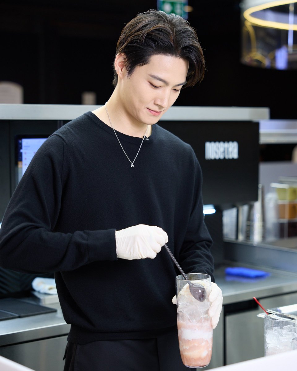 siam_center's tweet photo. รูปนี้ไม่ได้เรียกว่ารูปถ่าย แต่คือรูปหล่อค่ะ 😍

พิกัดตามรอย : 
📍JD Sports ชั้น G 
📍 Nose Tea ชั้น 2

#SiamCenterxJAYB a wonderful day with JAY B at Siam Center 🌴💚 

#SiamCenter #FriendofSiamCenter #JAYB @defjaybkr https://t.co/pOlrOdgrYG
