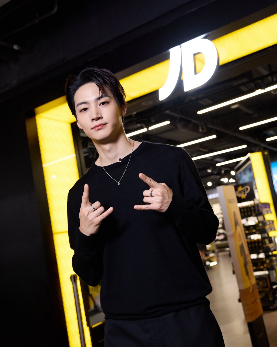 siam_center's tweet photo. รูปนี้ไม่ได้เรียกว่ารูปถ่าย แต่คือรูปหล่อค่ะ 😍

พิกัดตามรอย : 
📍JD Sports ชั้น G 
📍 Nose Tea ชั้น 2

#SiamCenterxJAYB a wonderful day with JAY B at Siam Center 🌴💚 

#SiamCenter #FriendofSiamCenter #JAYB @defjaybkr https://t.co/pOlrOdgrYG