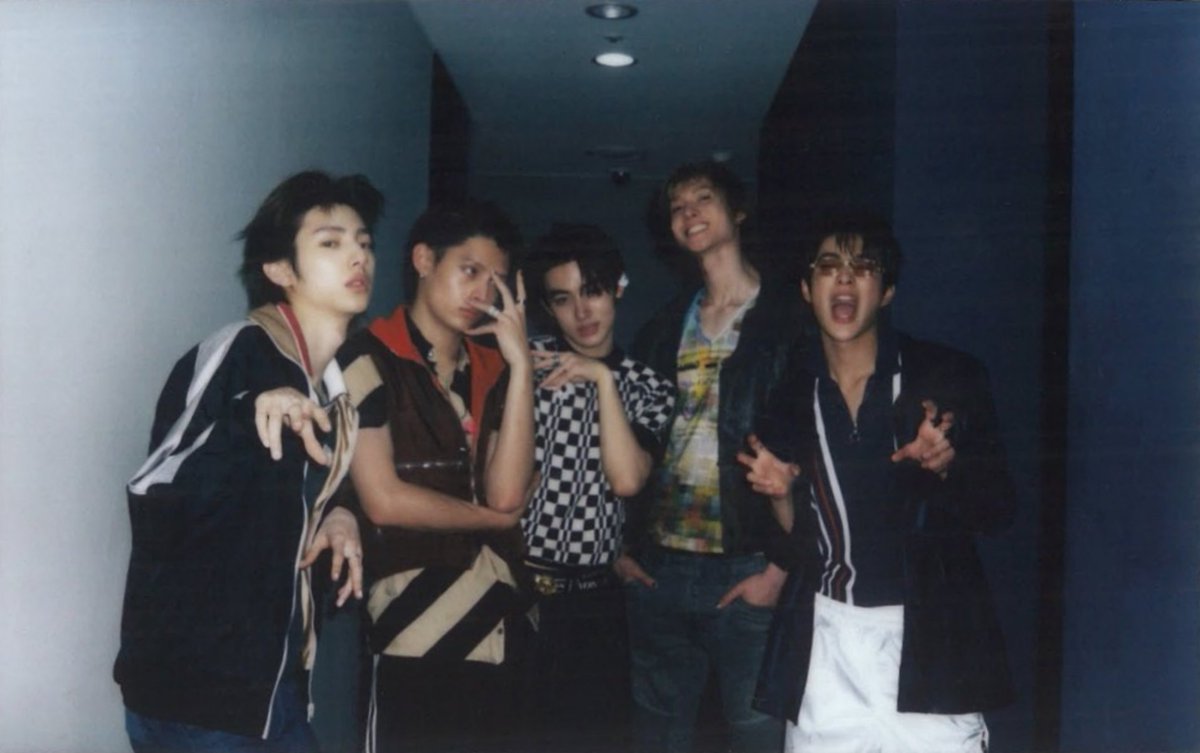 zhaoyufancokr's tweet photo. forever five<3 https://t.co/UO17VW7G9I