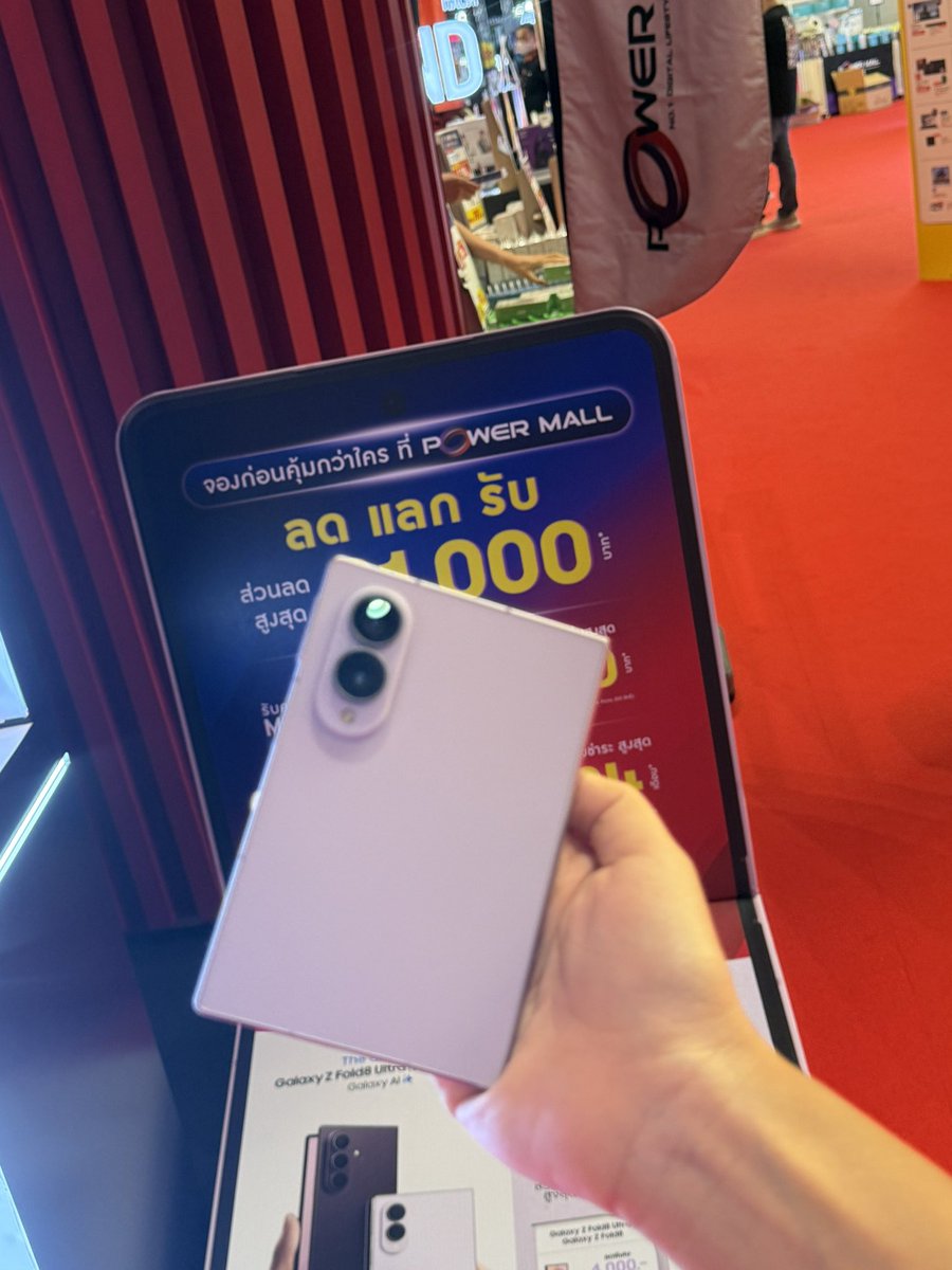sfkkfs_'s tweet photo. อมก ทรงนี้ที่ใฝ่ฝัน #GalaxyZFold8 พาสปอตตัวแม่ ถือชิลๆ สาวนิวยอร์ก ... รออะไรล่ะคะ #ห้างใกล้ฉัน https://t.co/lEJAfjSzvR