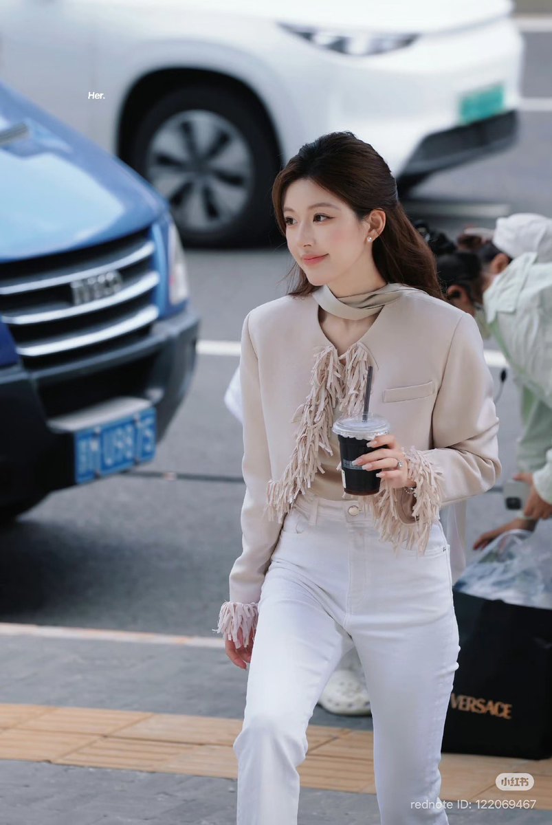 Princess_rosyyy's tweet photo. อะไรใหม่ๆมาอีกแล้ว หรือชุ้นจะได้เห็นโรซี่เป็นโปรดิวเซอร์จิงๆนะ แนวคิดชีคือเป็นคนมองกาลไกลสุดๆ แต่ล่ะอย่างที่ทำมาว้าวทุกรอบ

ล่าสุดสตูดิโอ #จ้าวลู่ซือ เปิดรับผลงานต้นฉบับจากนักเขียนสร้างสรรค์ทุกคนเกี่ยวกับบทภาพยนตร์/ซีรีส์ โครงเรื่อง และโปรเจกต์เรื่องสั้นหรือเรื่องยาว เปิดโอกาสให้นักเขียนผู้สร้างสรรค์ทุกคนเสนอไอเดียและผลงานคุณภาพ เพื่อค้นหาเนื้อหาดีๆ มาพัฒนาเป็นโปรเจกต์ในอนาคต พร้อมสร้างโอกาสให้นักเขียนหน้าใหม่และนักเขียนอิสระได้มีช่องทางนำเสนอผลงานของตนเอง โดยไม่จำกัดว่าผู้ส่งจะต้องเป็นนักเขียนมืออาชีพ

        ในปัจจุบันวงการภาพยนตร์และซีรีส์กำลังขาดแคลนเนื้อหาต้นฉบับที่มีคุณภาพมาอย่างต่อเนื่อง เราเชื่อเสมอว่า เรื่องราวที่เปี่ยมด้วยความอบอุ่นและจริงใจ คือเรื่องราวที่มีชีวิตและสามารถอยู่ในใจผู้ชมได้อย่างยาวนาน

        เพื่อสร้างโปรเจกต์ภาพยนตร์และซีรีส์ที่สอดคล้องกับตัวละคร เข้าถึงอารมณ์ของผู้ชม และมีทั้งคุณภาพและพลังในการสื่อสาร เราจึงเปิดรับความร่วมมือด้านคอนเทนต์จากผู้สร้างสรรค์ทุกคนบนโลกออนไลน์ โดยไม่จำกัดสถานะหรือประสบการณ์ในสายอาชีพ ขอเพียงคุณมีความสามารถในการสร้างสรรค์เรื่องราวที่สมบูรณ์และมีคุณภาพ ก็สามารถส่งผลงานมาเพื่อพูดคุยถึงความร่วมมือได้ มาร่วมสร้างสรรค์ผลงานภาพยนตร์และซีรีส์ที่มีคุณภาพ มีจุดยืน และได้รับการยอมรับไปด้วยกัน

รุปแบบความร่วมมือ
1.)ความร่วมมือระยะสั้น
▪️ ซื้อขาดบทละคร/บทภาพยนตร์แบบเล่มเดียว จบงานด้วยการชำระค่าตอบแทนก้อนเดียวเต็มจำนวน

2.)ความร่วมมือระยะยาว
▪️เจ้าของผลงานยังคงได้รับการระบุชื่อในฐานะผู้สร้างผลงานตลอดไป  มีสิทธิ์ได้รับส่วนแบ่งรายได้จากการออกอากาศ รวมถึงผลประโยชน์ระยะยาวจากการต่อยอด IP และผลงานในรูปแบบอื่นๆ

ประเภทผลงานที่เปิดรับ
▪️ รับบทภาพยนตร์/บทซีรีส์ออริจินัลทุกประเภท โครงเรื่อง หรือแผนงานโปรเจกต์เรื่องสั้นเรื่องยาว 

ยินดีต้อนรับผลงานหลากหลายแนว โดยเฉพาะ
▪️ แนวสำหรับผู้หญิงที่มีความละเอียดอ่อน
▪️ แนวเยียวยาจิตใจและการเติบโต 
▪️ แนวสมจริงที่อบอุ่น

‼️ที่สำคัญเป็นผลงานต้นฉบับ และไม่มีข้อพิพาทด้านลิขสิทธิ์

ซึ่งส่งผลงานได้ที่ rosystudio @ yesstech . com . cn (นี่เว้นวรรคหมดนะอันจริงคือติดกันหมด) ใส่ชื่อแนบเรื่องย่อ บางส่วนของบท หรือแม้แต่เพียงแนวคิดของเรื่องก็ได้

หลังจากได้รับผลงาน ทีมงานจะตรวจพิจารณาทั้งหมด และหากเป็นผลงานที่น่าสนใจ จะรีบติดต่อเพื่อพูดคุยรายละเอียดความร่วมมือต่อไป โดยเงื่อนไขเรื่องส่วนแบ่งรายได้ ค่าตอบแทน และสิทธิประโยชน์ต่าง ๆ สามารถเจรจาต่อรองกันได้โดยตรง เพื่อให้เหมาะสมกับความต้องการของผู้สร้างสรรค์แต่ละคน

เรื่องราวดีๆไม่ควรถูกจำกัดด้วยเงื่อนไขใดๆ เรารอคอยนักเล่าเรื่องที่จริงใจ เปี่ยมด้วยพรสวรรค์ และพร้อมทุ่มเทขัดเกลาผลงานอย่างตั้งใจ มาร่วมก้าวข้ามกรอบของผลงานที่ซ้ำเดิม และสร้างสรรค์เรื่องราวที่ละเอียดอ่อน อบอุ่น และทรงพลัง เพื่อมอบความประทับใจที่อยู่กับผู้ชมไปอีกยาวนาน

หากคุณมีเรื่องราวดีๆที่อยากเล่า เราหวังว่าจะได้ร่วมสร้างผลงานที่ตราตรึงใจผู้ชมไปด้วยกัน