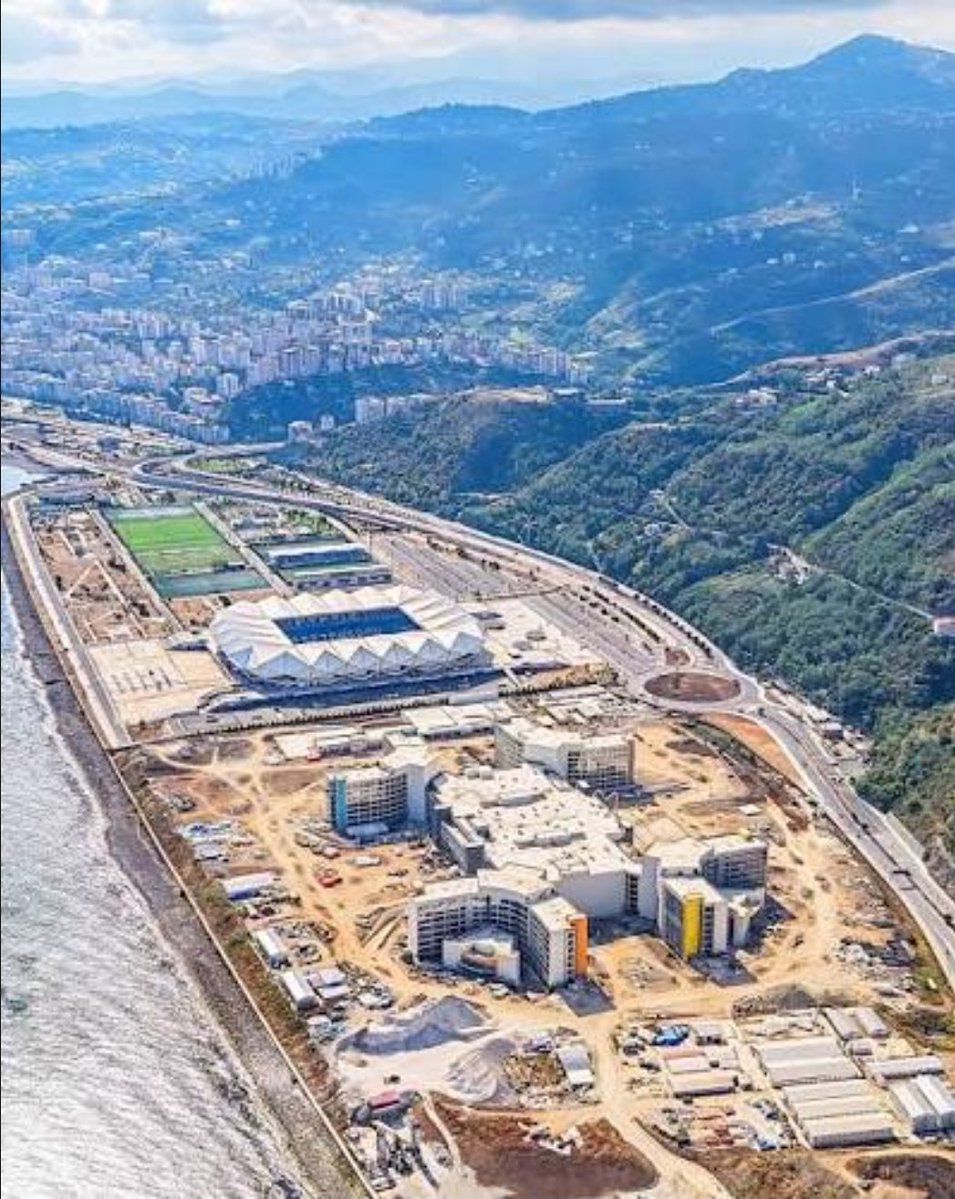 ANADOLUKAPLANl's tweet photo. Madem tesislerin stadın dibinde olmasına o kadar meraklıydınız, projede TS'ye söz verilmiş olmasına rağmen, şehirde başka hiç bir yer kalmamış gibi koca hastaneyi getirip stadın dibine neden soktunuz ? 
Şu şehri maymunlar yönetse, bu kadar vizyonsuz ve plansız olamazdılar... https://t.co/wMrFF8Qb6F