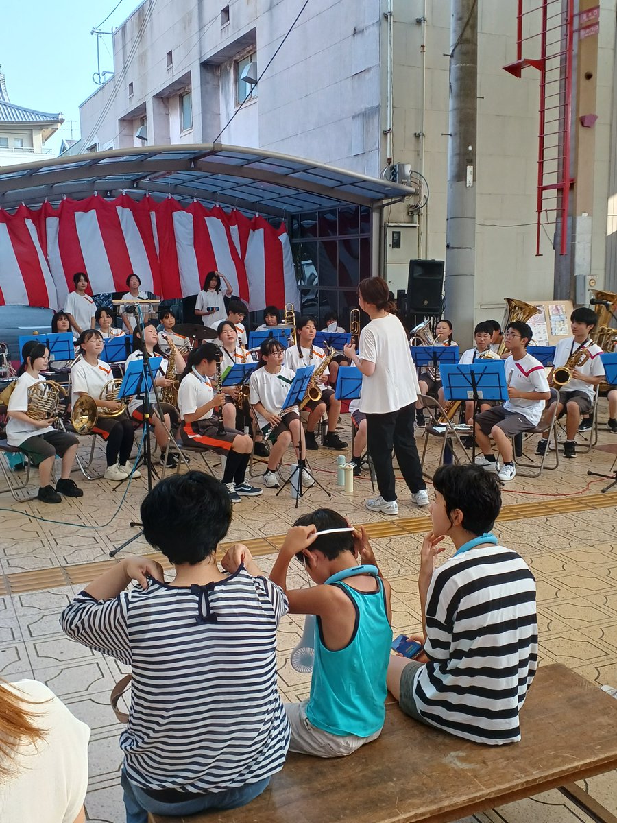 tenrishoukoukai's tweet photo. 今日は三島地蔵尊夏祭りが行われました。
アーケード内での祭りで、様々なステージイベントや模擬店が賑わっていました。
#天理市商工会　#天理市商工会青年部　#地蔵尊
#吹奏楽　#想ワレ　#マジック　#バルーン
#漫才師　#天理本通り　#ビンゴ
#柳本商工連盟 https://t.co/ecK7CqKiRP
