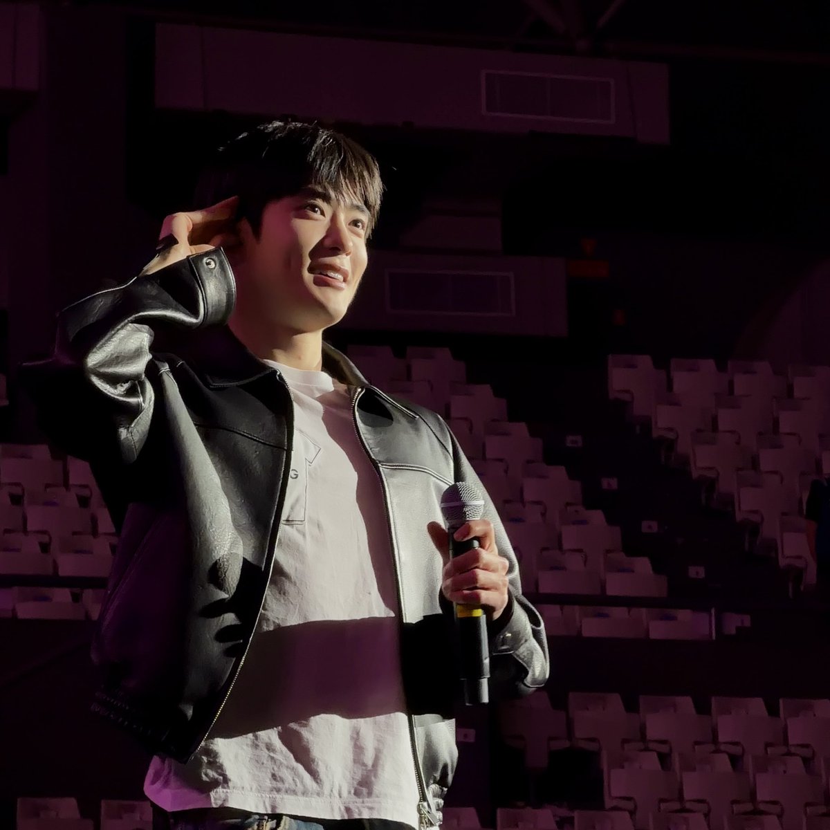 horasjaehyun's tweet photo. aku suka deh sama jaehyun yang outfit repeater. 

entah kenapa aku sukaaaaa bgt ngeliat dia rewear his fav clothes. mau itu kaus, jaket, atau celana, i like that he genuinely wears what he likes. if he likes something, he's gonna keep wearing it. as he should.

i know this is literally the bare minimum because rewearing clothes should be normal ya kann... but i think it's one of those little details that make him even more charming mwejeheheheheh 

there isssss just something really attractive about someone who is unapologetically wearing their fav clothes over and over again. 

outfit repeater jaehyun, you'll always be famous.