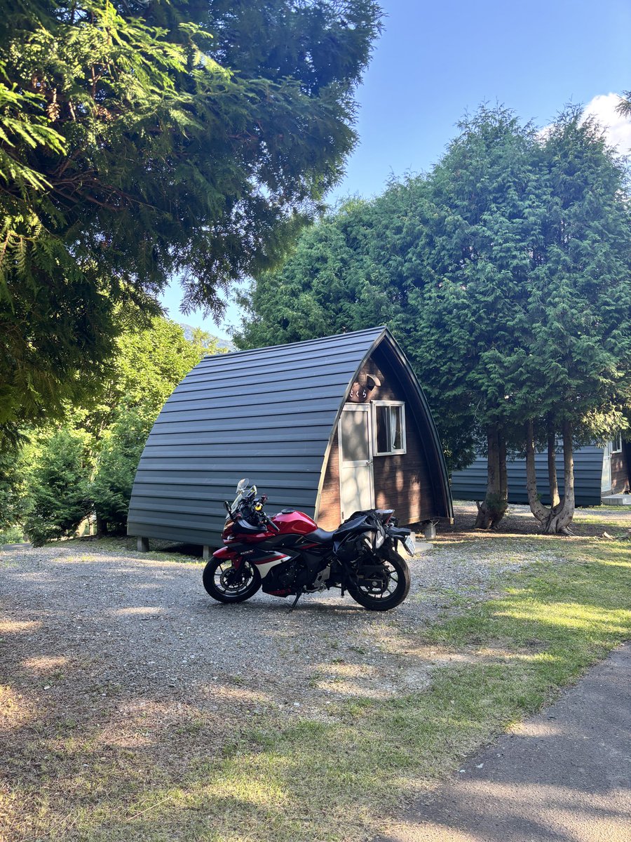 nacch32's tweet photo. かなやま湖畔キャンプ場。

湖畔の大きなキャンプ場🏕️
日差し暑いからかわいいバンガロー借りてみました。
次回は芝のフリーサイトにも泊まってみたいな😆 https://t.co/L7VwHMWvPw