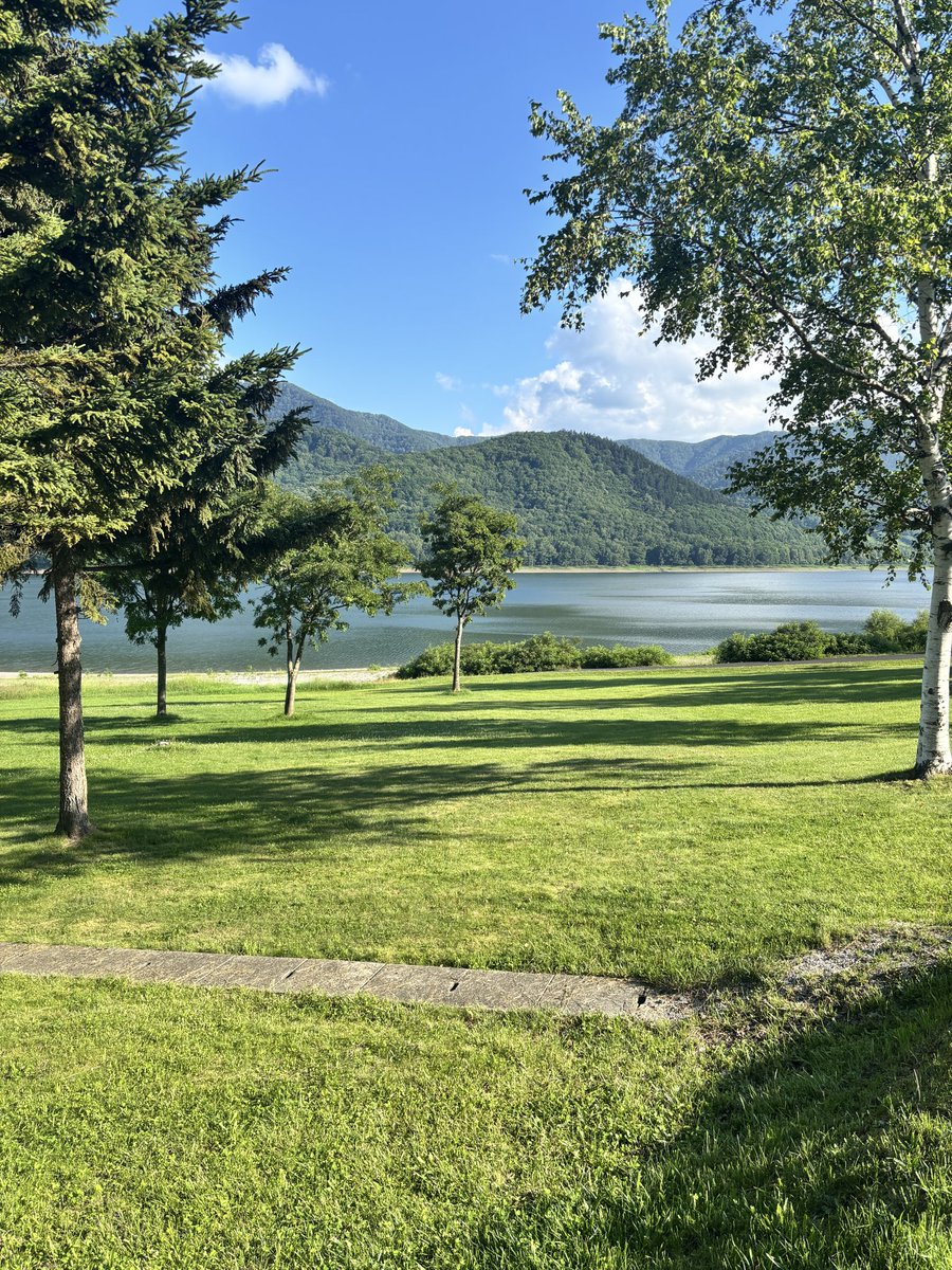 nacch32's tweet photo. かなやま湖畔キャンプ場。

湖畔の大きなキャンプ場🏕️
日差し暑いからかわいいバンガロー借りてみました。
次回は芝のフリーサイトにも泊まってみたいな😆 https://t.co/L7VwHMWvPw