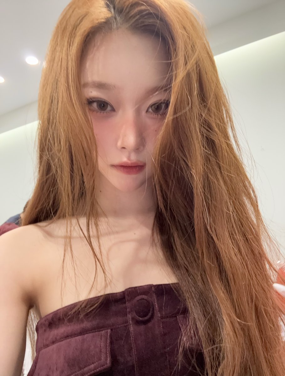 Sulxtry's tweet photo. Messy hair but I still look pretty, don't I? https://t.co/flOxbcNvX7