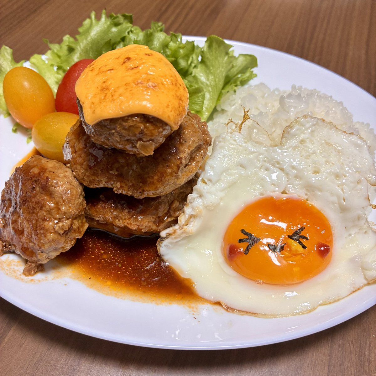 Mai_Enjoyed's tweet photo. こんばんは！
今夜は重ねハンバーグプレート♪
おかわり自由で👍🏻✨
今日も楽しい１日になりました！
#夜ごはん　#おうちごはん https://t.co/XTXC05Zix5