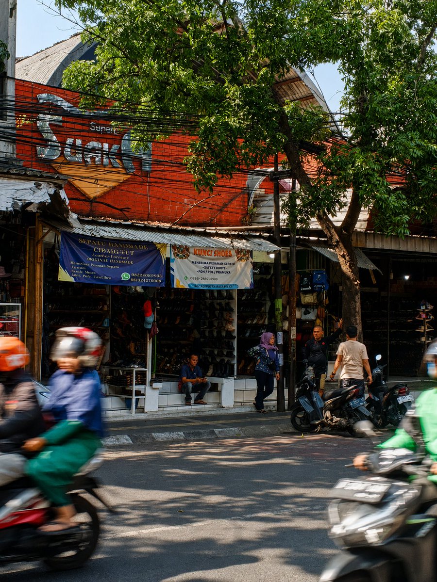 chaikucingoyen2's tweet photo. Cibaduyut. Area legendaris sebagai sentra sepatu &amp; sandal di Bandung Raya. Tempat yang begitu hype di awal tahun 1990-an. Penuh sesak oleh wisatawan domestik. 

Pergantian zaman  memudarkan keseruan berburu sepatu secara offline.

Tugu Sepatu khas Cibaduyut pun sekarang hilang. https://t.co/KlUtwMIpck