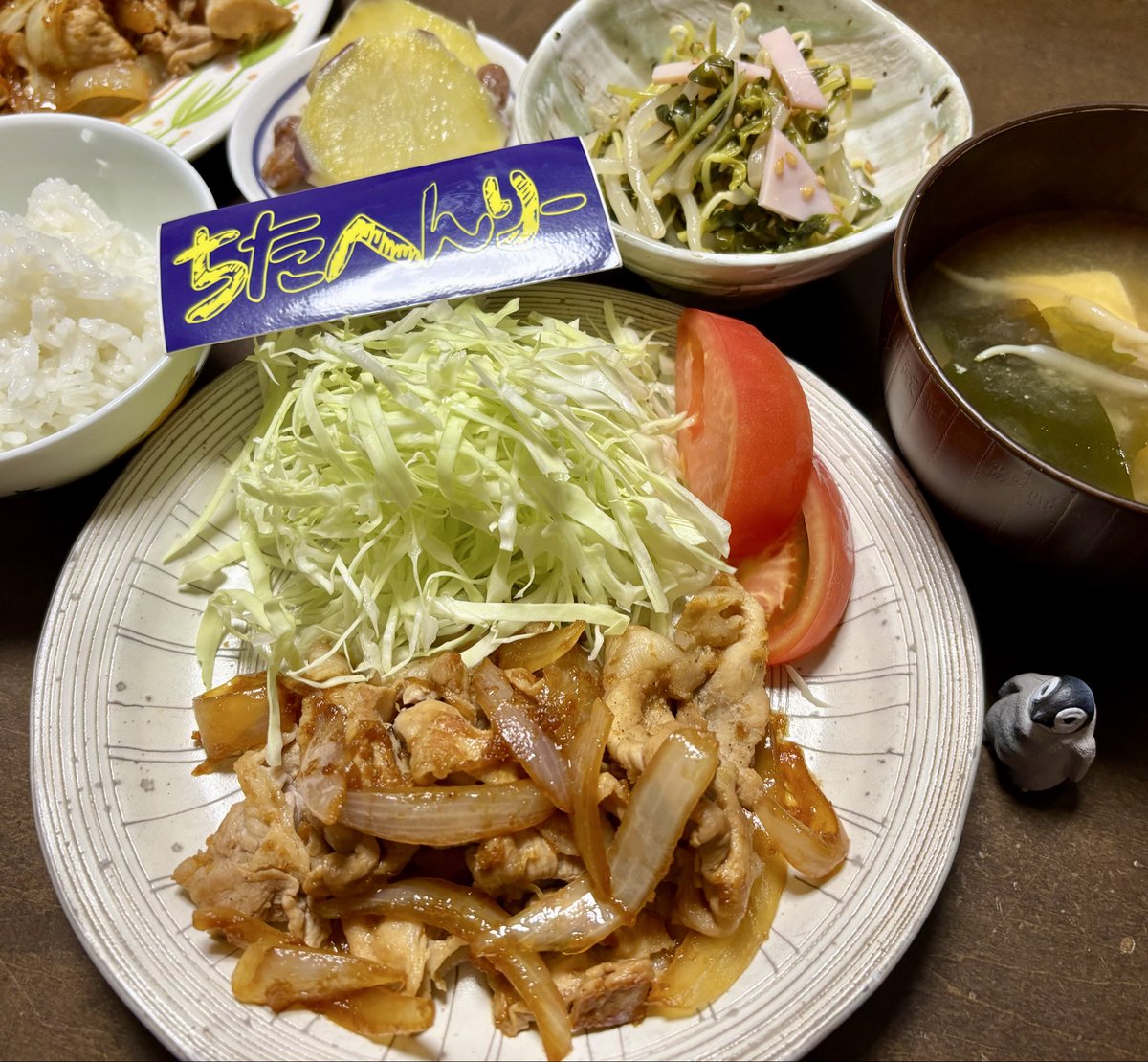 PENGU1NL0VE's tweet photo. 夕飯です🐧
豚の生姜焼き🐖🥬🍅
もやし豆苗ナムル
さつま芋干し葡萄煮🍠
味噌汁（もやし豆富わかめ）

ハイエナカーの出番はこの後！
今回は弾き語りです♪

#おうちごはん　#推しとごはん https://t.co/6QW5NcsSJK