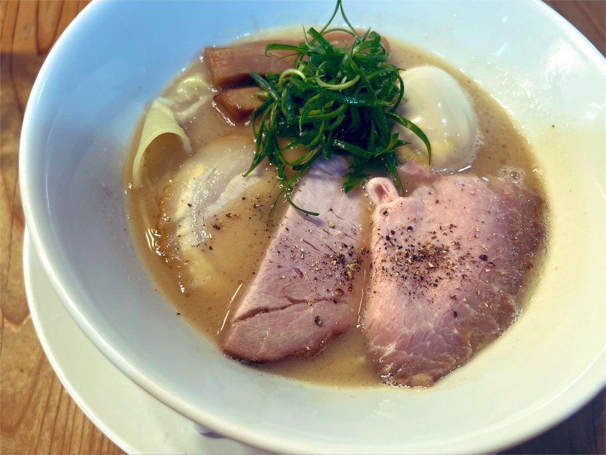 kano___sugi's tweet photo. ろく月の特製ラーメン
味は濃かったけど美味しかった https://t.co/kH8VJZxb6P