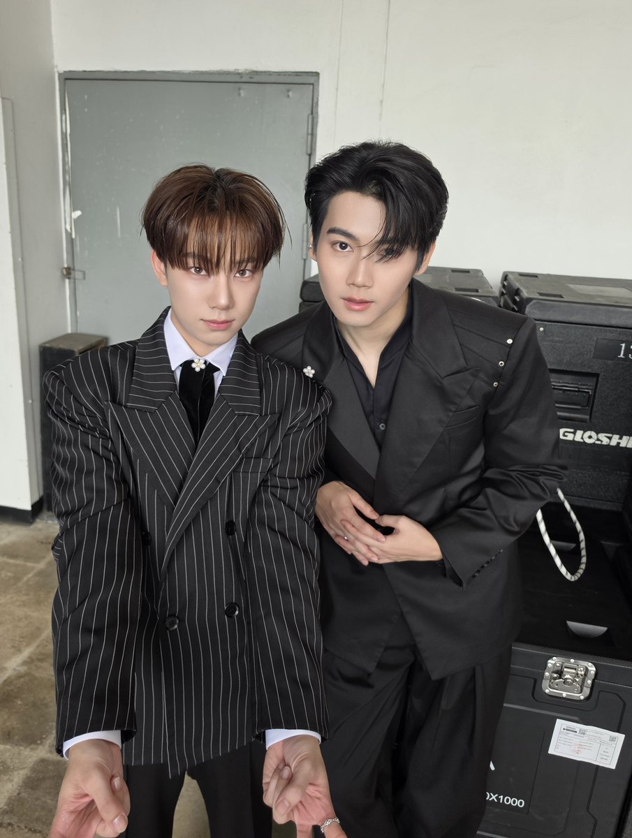 capitalfluke's tweet photo. เหนือพูดว่าพี่ฟลุ๊คหล่อขึ้น เพราะอาจจะไม่ได้เจอนานจะรั่ววเลย  กำลังใจเชิงลบ555555  @s__nuea #ThailandYContentAwards2025
#YAwards2025
#TBLC https://t.co/gpE7k28czc