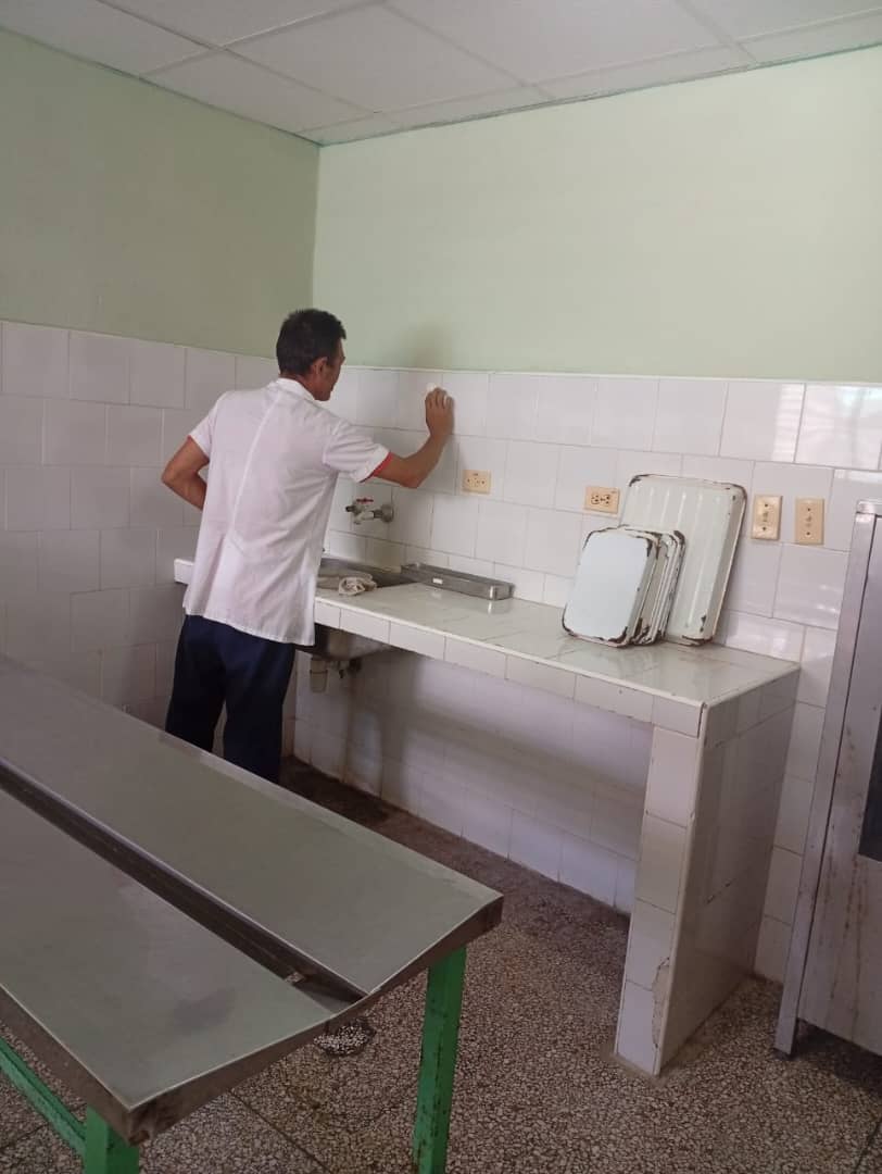 Miraisy71's tweet photo. En espera de la gran celebración del 40 Aniversario de la fundación del @hpsscc  la enfermería  participa  en trabajo Voluntario.
#SanctiSpíritusEnMarcha 
@AlexisLorente74 
@Aliosky72982660 https://t.co/DSnOabjHUu