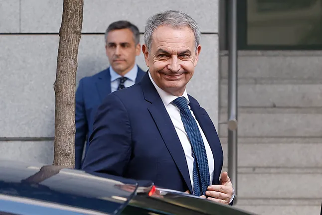 veintimillapie's tweet photo. Zapatero en una entrevista con Javier Ruiz en el programa Mañaneros 360, sobre las joyas ha asegurado que se trata de "un regalo de cortesía" que "no tiene nada que ver con ninguna tarea política", aunque no ha especificado el origen de las alhajas. https://t.co/cqQFyW5qy0