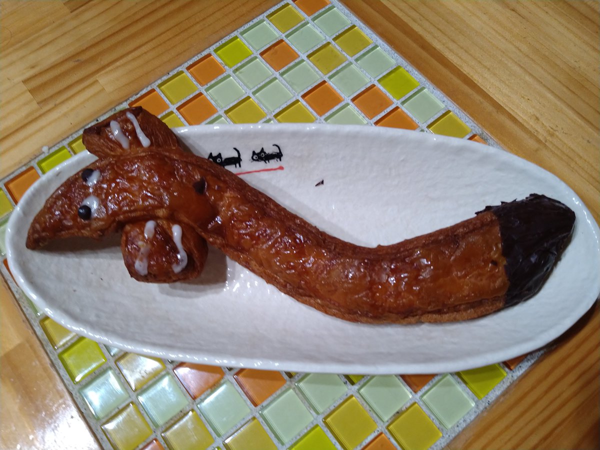 noyu0922's tweet photo. 今年はお友達からもらったよ。近くのスーパーのパン屋さんに、この時期だけ現れる『うなぎパン』。とぼけた顔が可愛いよ。 https://t.co/4qwFl727gw