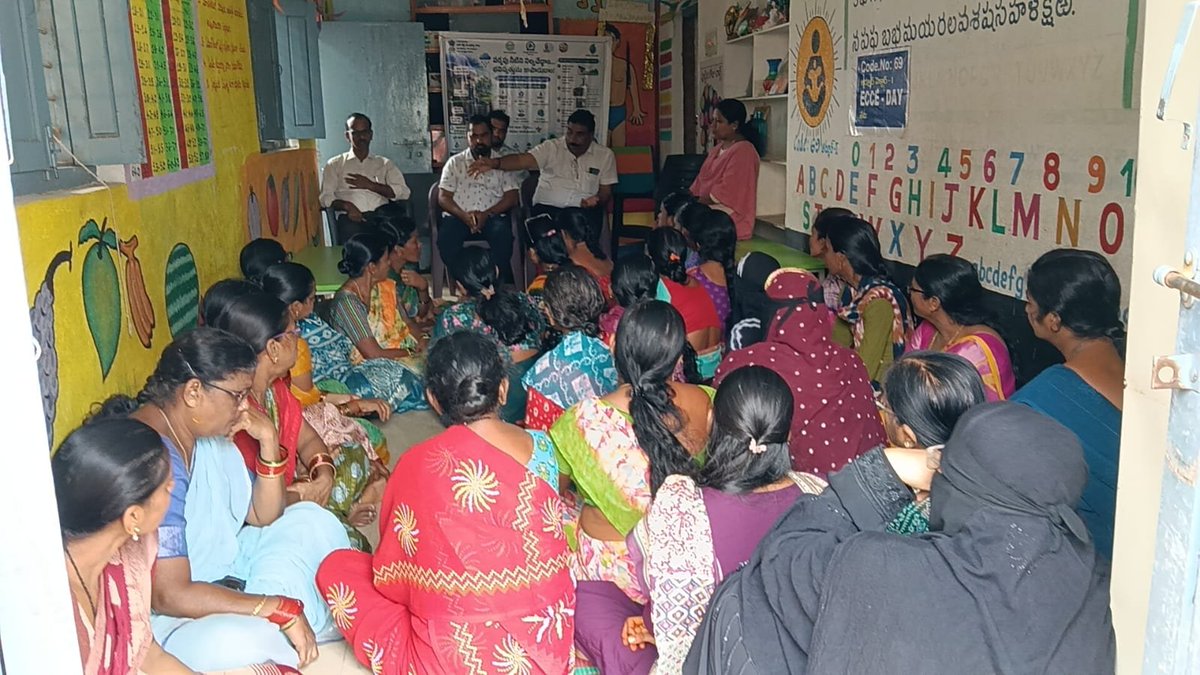 MC_Armur's tweet photo. As part of jsjb 3.0 Today commissioner conducted an awareness programme in Wards 26 and 27 at Rajaram nagar on the importance of Rain water harvesting pits and plantation #CatchTheRain #MoHUA #AMRUT2 #WaterSecurity #GroundwaterRecharge @cdmatelangana @tksreedevi https://t.co/yyPaU4xvq8