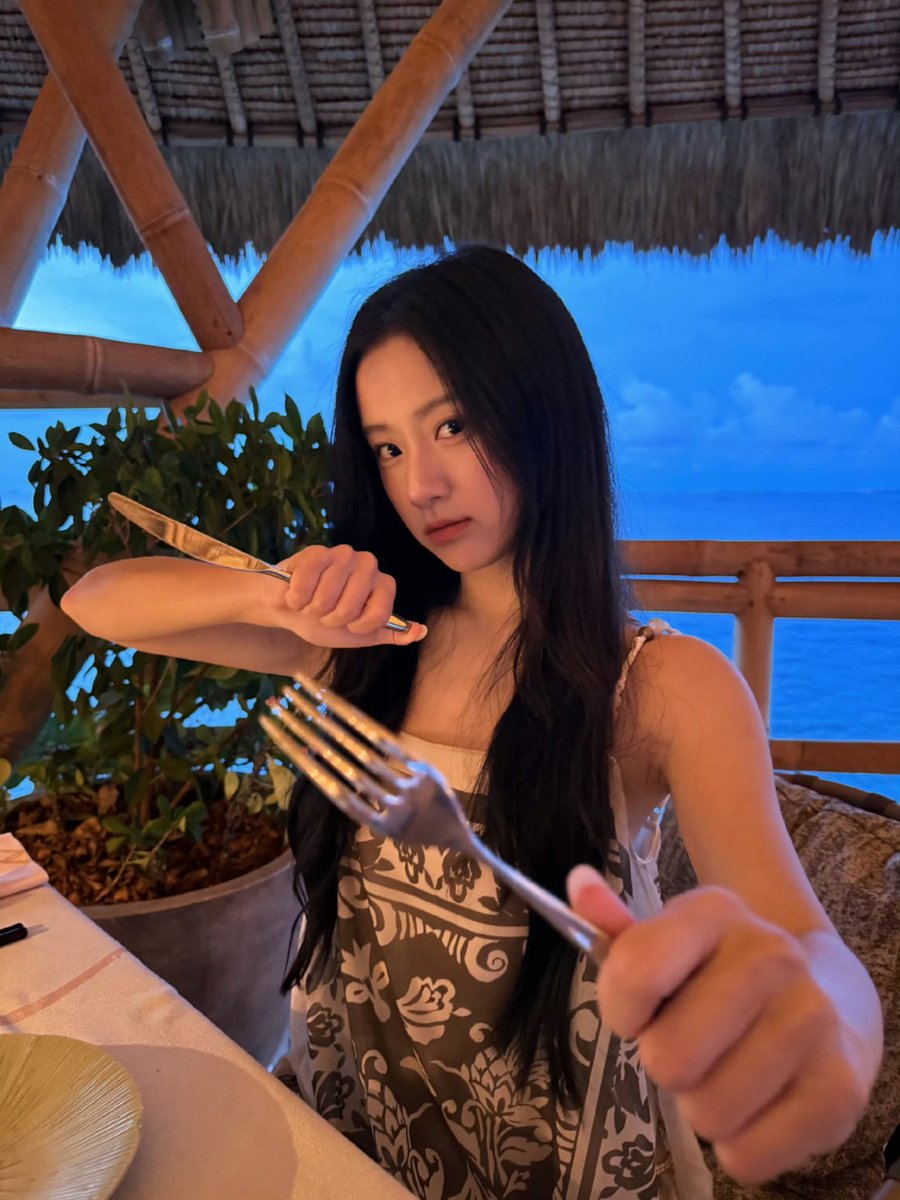 caureIie's tweet photo. Dinner with view, iya viewnya itu aku.🧏🏻‍♀️ https://t.co/C3ALFLTkz0