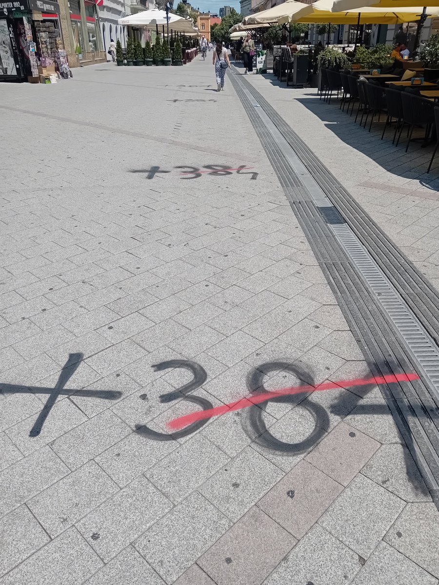 sljivav's tweet photo. Ljudi se žale na ono ruglo u centru, pa hajde kao mi stavimo malo lepšu ogradu, pa za dva dana pošaljemo naše da išaraju i ogradu i centar. Sramota da grad koji vodimo ne izgleda kao favela. https://t.co/z7clkyoxU0