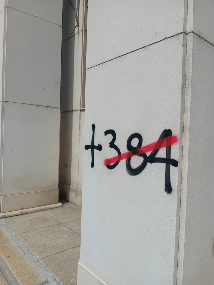 sljivav's tweet photo. Ljudi se žale na ono ruglo u centru, pa hajde kao mi stavimo malo lepšu ogradu, pa za dva dana pošaljemo naše da išaraju i ogradu i centar. Sramota da grad koji vodimo ne izgleda kao favela. https://t.co/z7clkyoxU0