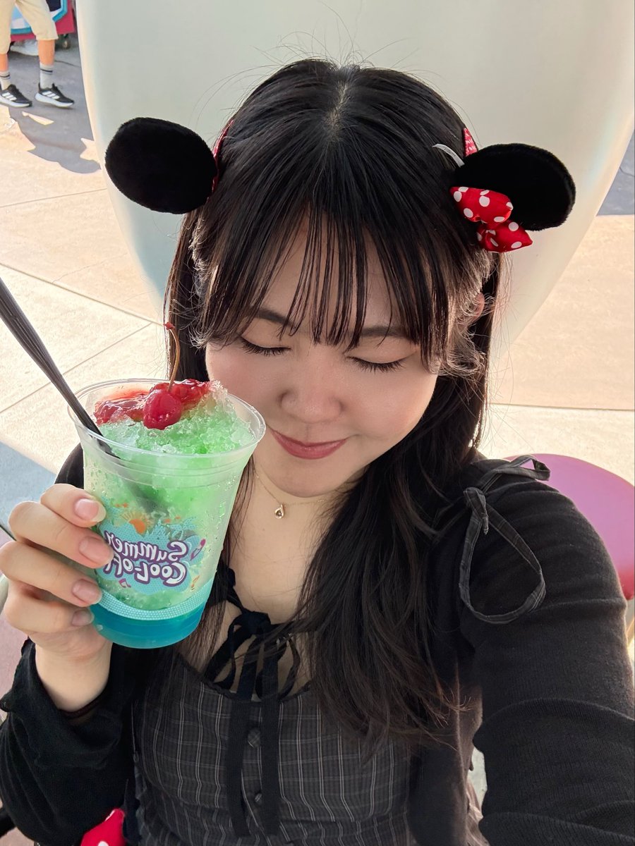 _moeri_n_'s tweet photo. 今年もしっかり夏ディズニーしてきた！

さすがのバズも暑そうだったけど🥵笑

念願のリーチのドローンverが綺麗すぎて最高だった🏰🥺 https://t.co/JkBd0uwCm0