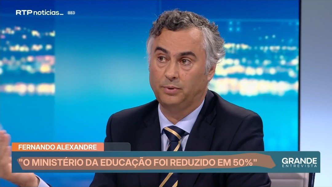donocooperativa's tweet photo. ☢️ Reflexão da Cooperativa: o verdadeiro escândalo da entrevista de Fernando Alexandre não foram os exames digitais. Foi perceber que havia 3 estruturas a tratar dos RH no Ministério da Educação e nenhuma conseguia dizer, com segurança, quantos professores existiam.

3 direções para não saber contar pessoas. Ph@da-se🥸

Isto não é uma anomalia exclusiva do Ministério da Educação. É o retrato da função pública portuguesa, um animal rechonchudo, lento e cheio de embrulho, mas que não podem ser removidos porque alguém grita alto, alguém faz greve, alguém liga para um jornalista, enfim, alguém....

⚠️O Estado português é um vespeiro. Cada direção é uma quinta, cada instituto é um pequeno principado, cada chefia a sua corte e cada comissão existe para estudar o trabalho da outra comissão. Há gente a produzir papéis para justificar pessoas que produzem papéis para justificar a existência de quem manda produzir os papéis.

E ai de quem pergunte para que serve aquela m@rda toda.

Mal alguém tenta fundir serviços, cortar chefias, acabar com redundâncias ou mandar para o terreno quem passou anos escondido num gabinete a olhar para a parede começa o circo. Fala-se no desmantelamento do Estado, no ataque aos trabalhadores, na destruição da escola pública, no fãncismo administrativo e, faltando imaginação, no futuro das criancinhas, os estudantes, o último escudo humano, também eles reféns.

Depois aparecem os sindicatos, os comentadores, os testemunhos emocionados e os órgãos de comunicação social, sempre muito disponíveis para filmar o drama e muito pouco interessados em perguntar como é possível haver três estruturas de recursos humanos e nenhuma saber quantos recursos humanos tem.

Não é preciso imaginar uma conspiração. O sistema defende-se sozinho. Basta deixar correr, dificultar, atrasar, ampliar cada falha e esperar que o reformador fique com o cagalhão nas mãos. Ninguém sabotou coisa nenhuma, dirão. Apenas aconteceu. E, por uma extraordinária coincidência, aconteceu precisamente quando alguém começou a mexer nos lugares, nas chefias e nas tetas da vaca.

É por isso que quase nenhum governante toca verdadeiramente no Estado. Todos sabem que precisa de ir à faca, mas também sabem que a gordura vota, protesta, aparece na televisão e tem amigos suficientes para transformar o cirurgião no assassino.

Faltam 🍅🍅.  Essa é a verdade.

➡️➡️ Manter Fernando Alexandre à frente do Ministério da Educação deixou de ser apenas uma questão de confiança política. É um dever.

Um dever para deixar um recado simples a todos os inúteis que passaram décadas agarrados à teta do Estado; podem berrar, podem fazer barulho, podem chamar os jornalistas e podem pedir cabeças.

Mas o tempo deles está a acabar.

E desta vez, talvez pela 1x, convém que a cabeça que role não seja a do gajo que pegou na faca.

Para vossa eventual reflexão.

o dono da cooperativa 

Nota: a entrevista de ontem foi excelente, mesmo contra a vontade do Vítor Gonçalves