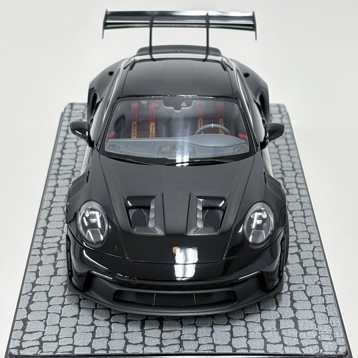 apexest2022's tweet photo. メンバーの作品紹介！
作品名:ポルシェ 911 GT3 RS
製作者:ぴーすけろけっと
　　　（@peaceketrocket ）
スケール:1/24
使用キット:タミヤ
コメント:
初めてカーモデルを完成させました！
ボンネットとフロントグリルをエッチング
メッシュにしてラジエーターとダクトらしき
モノを仕込みました！ https://t.co/iJsYxcuuKL