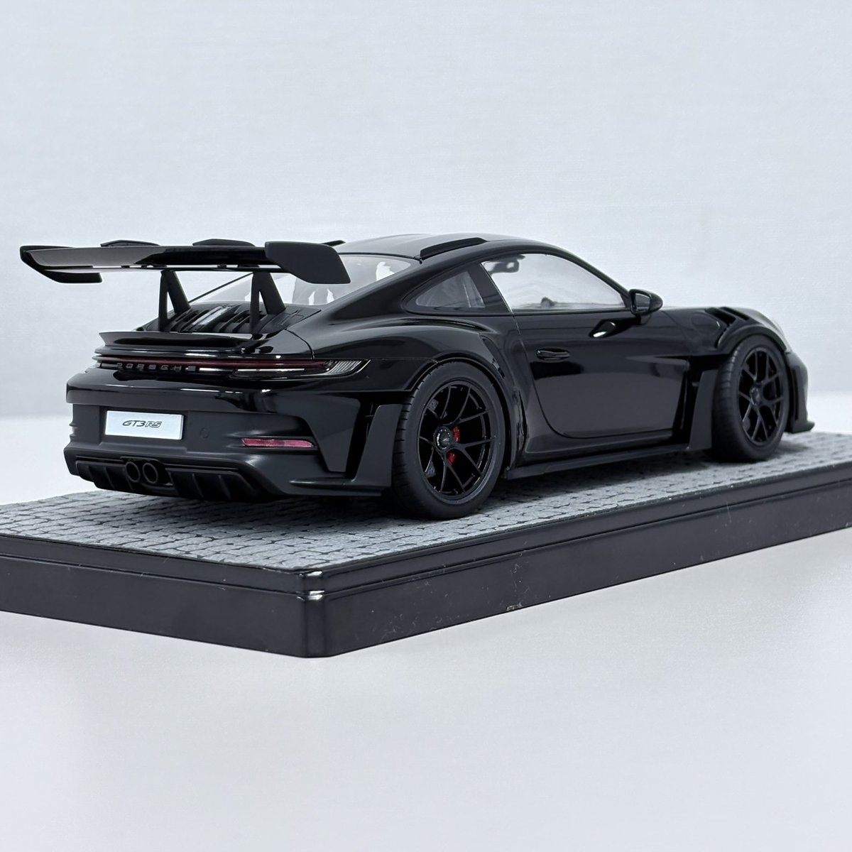 apexest2022's tweet photo. メンバーの作品紹介！
作品名:ポルシェ 911 GT3 RS
製作者:ぴーすけろけっと
　　　（@peaceketrocket ）
スケール:1/24
使用キット:タミヤ
コメント:
初めてカーモデルを完成させました！
ボンネットとフロントグリルをエッチング
メッシュにしてラジエーターとダクトらしき
モノを仕込みました！ https://t.co/iJsYxcuuKL
