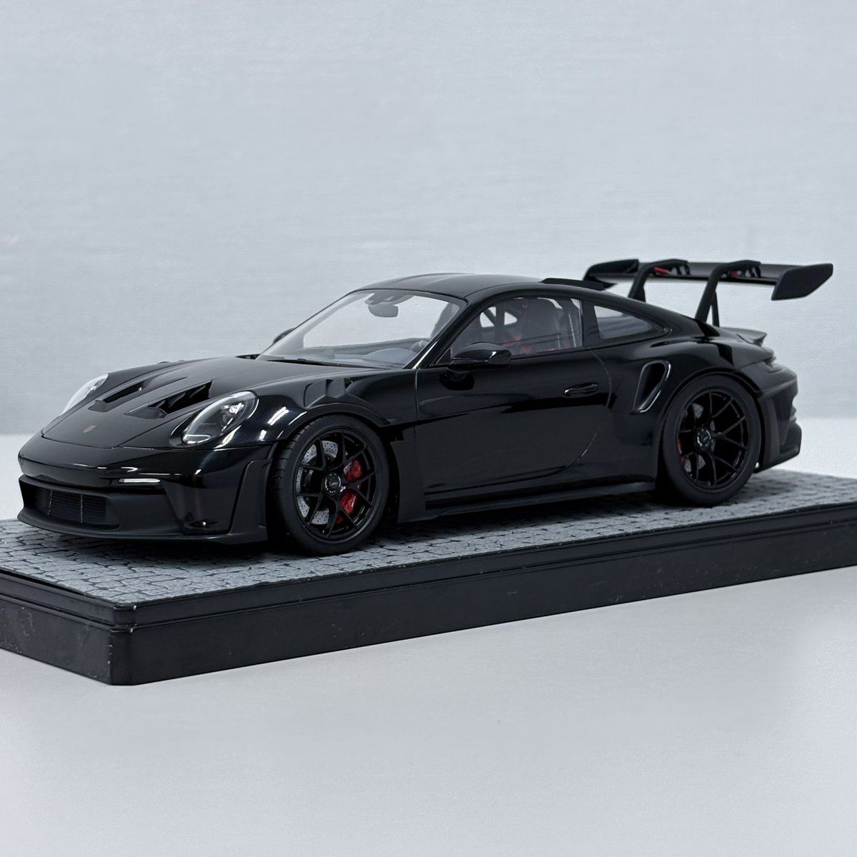 apexest2022's tweet photo. メンバーの作品紹介！
作品名:ポルシェ 911 GT3 RS
製作者:ぴーすけろけっと
　　　（@peaceketrocket ）
スケール:1/24
使用キット:タミヤ
コメント:
初めてカーモデルを完成させました！
ボンネットとフロントグリルをエッチング
メッシュにしてラジエーターとダクトらしき
モノを仕込みました！ https://t.co/iJsYxcuuKL