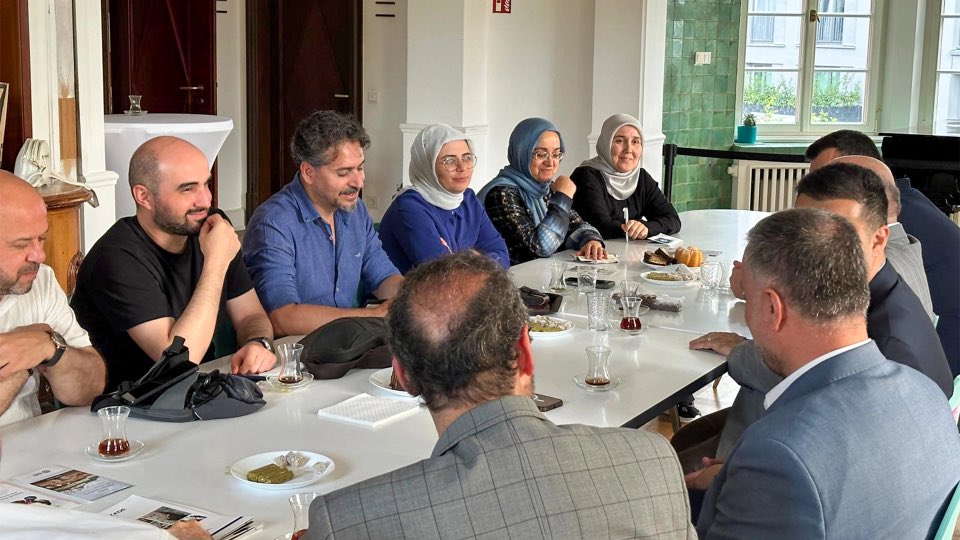 m_akkoc's tweet photo. Bülbülzade Vakfı’nın organizasyonu ve Maarif Europe’un ev sahipliğinde düzenlenen STK buluşmasına iştirak ettik.

Kurum temsilcileriyle Avrupalı Türklerin eğitim ve aile meseleleri başta olmak üzere muhtelif iş birliklerini değerlendirdik. Davetleri için teşekkür ediyor, toplantının hayırlara vesile olmasını diliyorum.

#UID