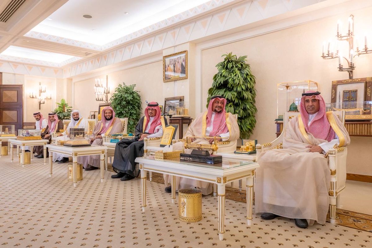 EmarahAlQassim's tweet photo. ثمن سموه ما تحقق للجمعية من مبادرات نوعية تسهم في تنمية المجتمع، وتعزز ثقافة العمل التطوعي، مؤكداً أن القطاع غير الربحي يحظى بدعم كبير من القيادة الرشيدة -أيدها الله-، ويؤدي دوراً محورياً في بناء مجتمع حيوي، بما يواكب مستهدفات رؤية المملكة 2030..

سمو #أمير_منطقة_القصيم  يستقبل مدير عام فرع وزارة الموارد البشرية والتنمية الاجتماعية بالمنطقة ومحافظ الأسياح ورئيس واعضاء مجلس جمعية خصيبة ويتسلّم التقرير السنوي للجمعية.