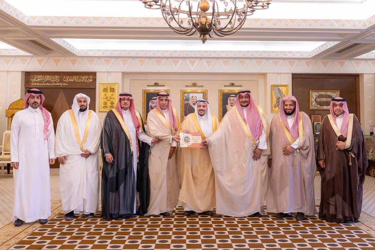 EmarahAlQassim's tweet photo. ثمن سموه ما تحقق للجمعية من مبادرات نوعية تسهم في تنمية المجتمع، وتعزز ثقافة العمل التطوعي، مؤكداً أن القطاع غير الربحي يحظى بدعم كبير من القيادة الرشيدة -أيدها الله-، ويؤدي دوراً محورياً في بناء مجتمع حيوي، بما يواكب مستهدفات رؤية المملكة 2030..

سمو #أمير_منطقة_القصيم  يستقبل مدير عام فرع وزارة الموارد البشرية والتنمية الاجتماعية بالمنطقة ومحافظ الأسياح ورئيس واعضاء مجلس جمعية خصيبة ويتسلّم التقرير السنوي للجمعية.