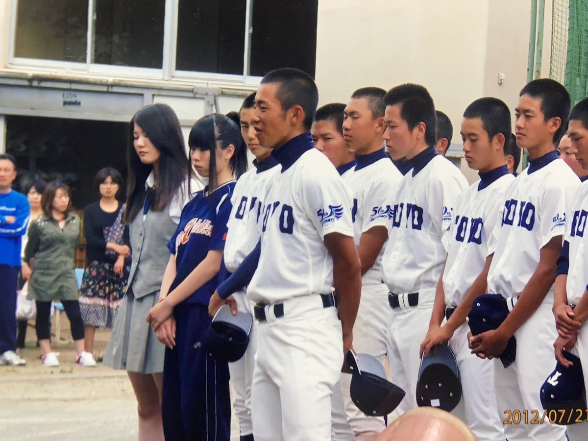 k3401m's tweet photo. 自分自身の進路選択を振り返る②

「自分に合った高校をどう探したのか」

高校は都外へ行く。

中学1年生の頃には、その方向性だけは決まっていました。

次に考えたのは、

「どのレベルの高校を目指すか」

ということです。

当時の自分の実力では、

「甲子園常連校では勝負できない」

と考えていました。

それでも、

甲子園を目指す環境で、3年間で自分が成長できる学校に行きたい。

その思いの方が強かったです。

そこで参考にしていたのが、『報知高校野球』です。（懐かしい！）

夏の大会結果を見ながら、

・どこまで勝ち上がっているのか
・監督はどんな人なのか
・OBはどんな進路を歩んでいるのか

そんなことを調べながら、自分なりに候補を絞っていきました。

その中で出会ったのが、後に進学する東洋大牛久高校でした。

甲子園出場こそありませんでしたが、3年連続で夏の県大会ベスト4。

「もう少しで甲子園」

そんな位置にいる学校でした。

さらに、所属していた少年野球チームの先輩も進学していたことから、中学3年生の夏に練習へ参加させていただきました。

その時、当時の監督から、

「推薦を出すよ」

と声をかけていただきました。

当時は本当にうれしかったことを覚えています。

ただ、今振り返ると、自分の実力より少し背伸びをした進路選択だったと思います。

実際に入学してみると、自分より実力のある選手はたくさんいました。

それでも後悔はありません。

自分より少し高いレベルに飛び込んだからこそ、触れられた野球観や、かけがえのない仲間との出会いがありました。

進路選びに正解はありません。

大切なのは、

「その学校で3年間、本気で頑張りたいと思えるか」

この気持ちだったと、今振り返ると感じています。

次回は、「野球を続けるために勉強を頑張った話」を振り返ります。