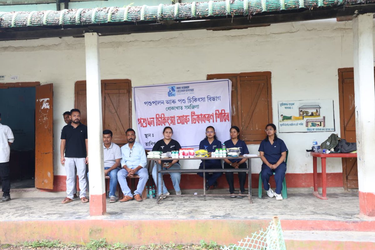 CMOfficeAssam's tweet photo. Glimpses from HCM Dr. @himantabiswa's visit to the relief camp at Numaligarh Higher Secondary School today. https://t.co/dxotvCM2Dn