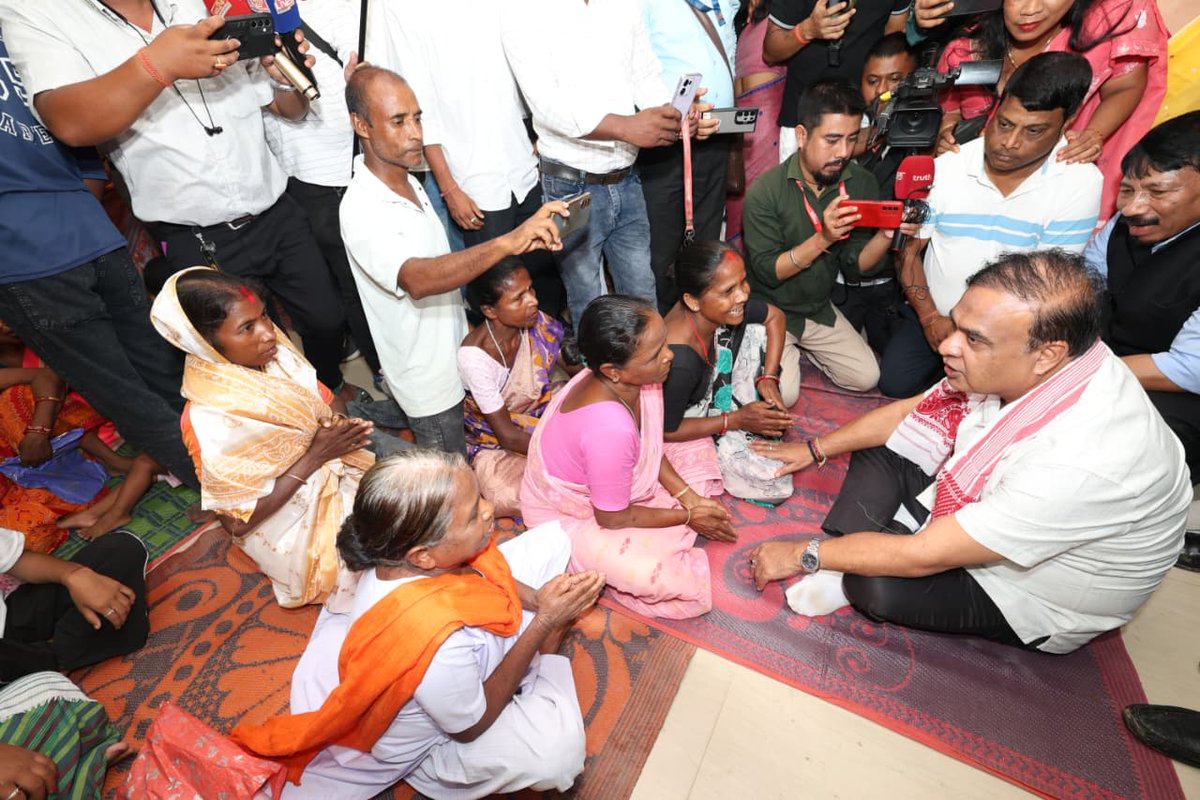 CMOfficeAssam's tweet photo. Glimpses from HCM Dr. @himantabiswa's visit to the relief camp at Numaligarh Higher Secondary School today. https://t.co/dxotvCM2Dn