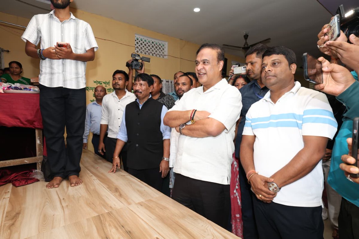 CMOfficeAssam's tweet photo. Glimpses from HCM Dr. @himantabiswa's visit to the relief camp at Numaligarh Higher Secondary School today. https://t.co/dxotvCM2Dn