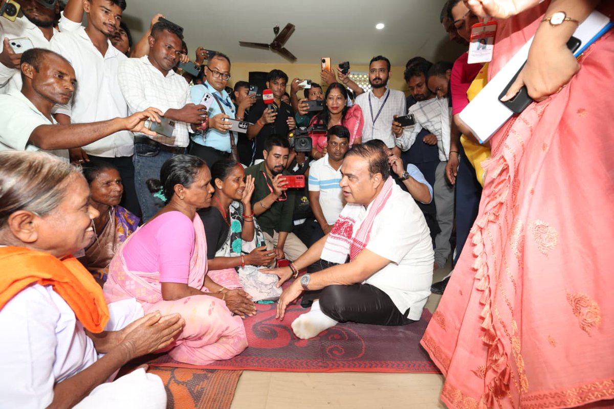 CMOfficeAssam's tweet photo. Glimpses from HCM Dr. @himantabiswa's visit to the relief camp at Numaligarh Higher Secondary School today. https://t.co/dxotvCM2Dn