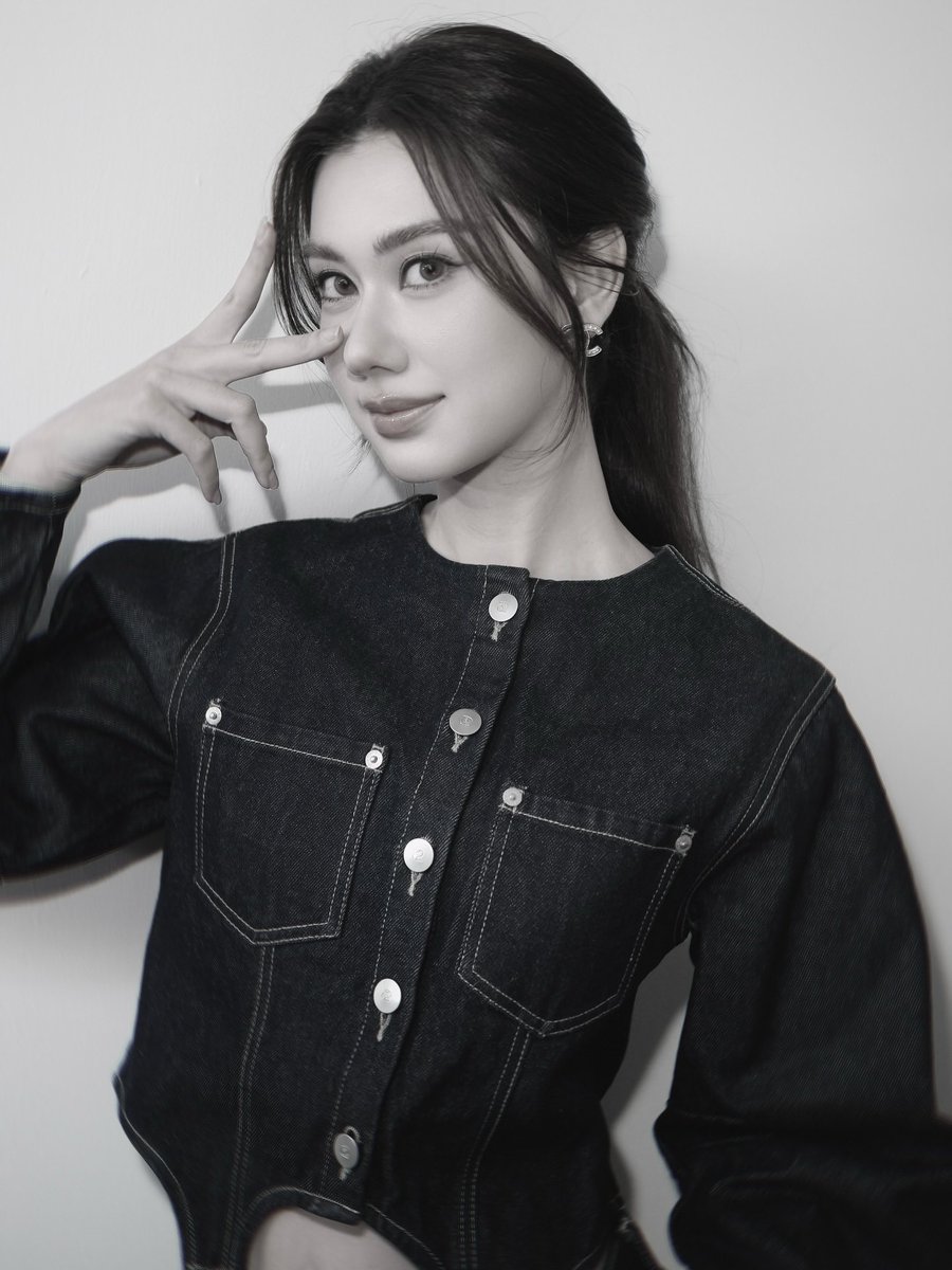 khunsuayxx's tweet photo. LOOK AT HER!!

#LalinaLena #ลีน่าลลินา https://t.co/f1WX6KtIZA