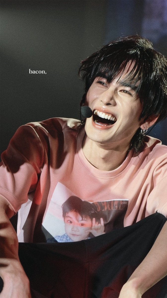 Bacon9ps's tweet photo. จะจีบคนเสื้อชมพู แต่ลายบนเสื้อส่งไอเลิฟยูขวางหูขวางตามาก นี่ขนาดเจ้าตัวไม่อยู่ในเฟรมนะเนี่ย 555555555555555555

#PerthSanta #เพิร์ธแซนต้า https://t.co/rgNH8WDDrW